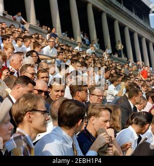 Viaggio nel Maine u0026 Massachusetts: Massachusetts, Boston, Harvard-Columbia Football Game, 13:50. Il presidente John F. Kennedy (indossando occhiali da sole) partecipa a una partita di calcio tra l'Università di Harvard e la Columbia University. Anche nella foto: Assistenti speciali al presidente, Kenneth P. Ou2019Donnell e Dave Powers; Senatore Edmund Muskie (Maine); Assistente speciale al presidente per le relazioni congressuali, Lawrence Ou0027Brien; agenti di Servizio segreto della Casa Bianca, Floyd noing, Jerry Blaine e Ron Pontius. Harvard Stadium, Boston, Massachusetts. Foto Stock