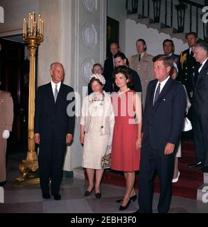 Luncheon in onore di Einar Gerhardsen, primo ministro della Norvegia, alle 13:00. Il presidente John F. Kennedy e la First Lady Jacqueline Kennedy presenziano ad un pranzo in onore del primo ministro del Regno di Norvegia, Einar Gerhardsen, e di sua moglie, la First Lady Werna Gerhardsen. Prima fila (L-R): Primo Ministro Gerhardsen; Sig.ra Gerhardsen; Sig.ra Kennedy; Presidente Kennedy. File intermedie (L-R): Grete Koht, moglie dell'Ambasciatore di Norvegia Paul Koht; l'Ambasciatore Koht; Ruth Murdoch Ball (per lo più nascosto), moglie del Sottosegretario di Stato americano George Ball; Segretario Ball. Back row (L-R): CAPO DEL protocollo DEGLI STATI UNITI, Angier Biddle Foto Stock