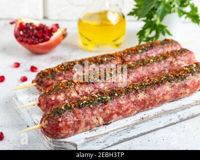 lula kebab di manzo crudo su spiedino di legno su una tavola, primo piano Foto Stock