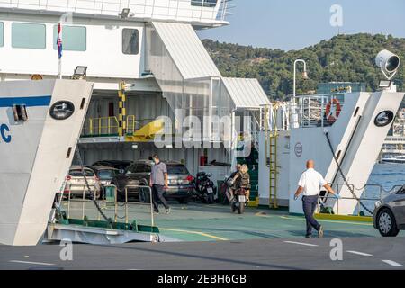 Spalato, Croazia - 15 agosto 2020: Turisti e auto a bordo di traghetto jadrolinija Liner al porto vecchio di mattina Foto Stock