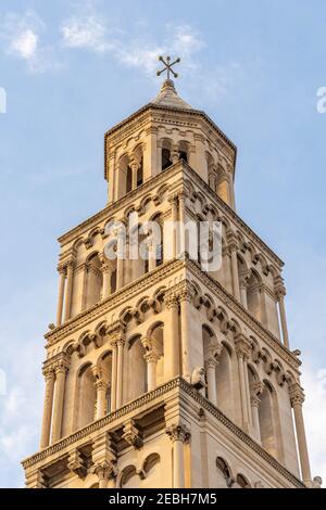 Campanile della Chiesa di San Domnio in luce solare dorata al mattino presto nel Palazzo di Diocleziano a Spalato Croazia Foto Stock