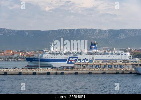 Spalato, Croazia - 15 agosto 2020: Vista porto di grandi traghetti adria al porto vecchio in prima mattina Foto Stock