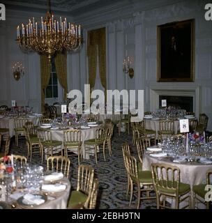 Cena in onore di Andru00e9 Malraux, Ministro degli Affari culturali della Francia, alle 20:00. Vista delle tabelle fissate per una cena in onore del Ministro di Stato per gli Affari culturali della Francia, Andru00e9 Malraux. State Dining Room, White House, Washington, D.C. Foto Stock