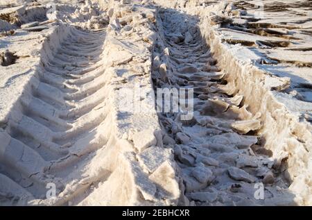 Tracce profonde di un veicolo pesante nella neve Foto Stock