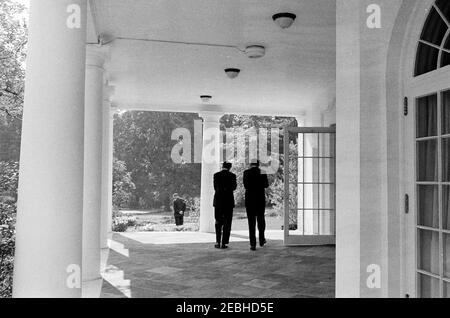 Incontro con il procuratore generale Robert F. Kennedy (RFK). Il presidente John F. Kennedy incontra il procuratore generale Robert F. Kennedy (a sinistra) nella West Wing Colonnade al di fuori dell'Oval Office, White House, Washington, D.C. il presidente e il procuratore generale entrambi si affacciano dalla fotocamera; aprire la porta a destra conduce all'interno dell'Oval Office. Foto Stock