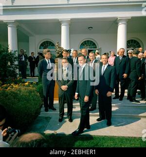 Presentazione del Trofeo Collier 1962 agli astronauti Lt. CDR. M. Scott Carpenter, US Navy (USN); Major L. Gordon Cooper, US Air Force (USAF); Lt. John H. Glenn, Jr., US Marine Corps (USMC); Major Virgil I. Grissom, USAF; CDR. Walter M. Schirra, Jr., USN; CDR. Alan B Shepard, Jr., USN; e il maggiore Donald K. Slayton, USAF, 11:30. Il presidente John F. Kennedy (a sinistra) si erge con i sette astronauti del progetto Nazionale Aeronautica e Space Administrationu0027s (NASA) Mercury, durante la cerimonia di presentazione del Trofeo Robert J. Collier 1962. Gli astronauti sono (L-R): Virgil maggiore I. Foto Stock