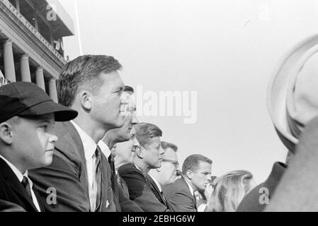 Viaggio nel Maine u0026 Massachusetts: Massachusetts, Boston, Harvard-Columbia Football Game, 13:50. Il presidente John F. Kennedy partecipa a una partita di calcio tra l'Università di Harvard e la Columbia University. Anche nella foto: Governatore del Massachusetts, Endicott u201cChubu201d Peabody; Assistente speciale al presidente, Kenneth P. Ou2019Donnell; Senatore Edmund Muskie (Maine); Assistente speciale al presidente per le relazioni congressuali, Lawrence Ou0027Brien; Agente di Servizio Segreto della Casa Bianca, Ron Pontius. Harvard Stadium, Boston, Massachusetts. Foto Stock