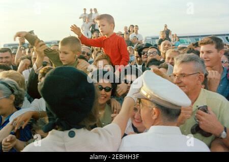 Viaggio in Texas: Houston: Arrivo all'Aeroporto Internazionale di Houston. First Lady Jacqueline Kennedy (in basso a sinistra) accoglie le persone in folla all'aeroporto internazionale di Houston durante la sua visita e il presidente John F. Kennedyu0027s a Houston, Texas. Foto Stock