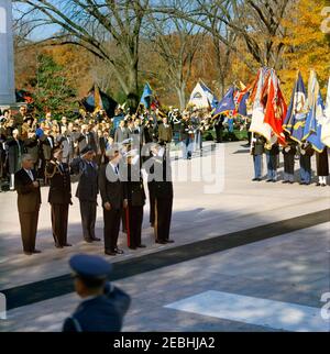 Cerimonia dei Veterani al Cimitero Nazionale di Arlington, ORE 11:00. Il presidente John F. Kennedy e altri sono all'attenzione di fronte alla tomba del Milite Ignoto durante le cerimonie del Veterans Day al cimitero nazionale di Arlington ad Arlington, Virginia. Accanto al presidente Kennedy (L-R): Comandante del corpo marino degli Stati Uniti, il generale David M. Shoup; comandante generale del distretto militare di Washington, il generale maggiore Philip C. Wehle. Alle spalle del presidente Kennedy (L-R): Amministratore della Veterans Administration (VA), generale John S. Gleason; Aide militare al presidente Foto Stock