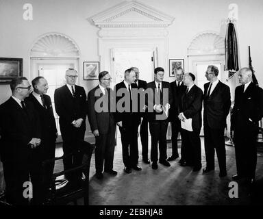 Incontro con il Comitato Bipartisan per l'assistenza sanitaria degli anziani, 12:30. Il presidente John F. Kennedy (centro destra) incontra i membri del Comitato Nazionale bipartisan per l'assistenza sanitaria degli anziani presso l'Oval Office, Casa Bianca, Washington, D.C. da sinistra a destra: Tre non identificati; direttore del Johns Hopkins Hospital, Dr. Russell A. Nelson; Presidente dell'Università dell'Oregon ed ex Segretario della Sanità, dell'Educazione e del Welfare, Dr. Arthur S. Flemming; Senatore Clinton P. Anderson del New Mexico (in parte nascosto); Presidente Kennedy; Arthur Larson della Duke University; Senatore Jacob K. Foto Stock