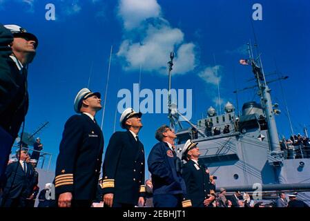 Viaggio nel Maryland, New York u0026 Florida: USS Observation Island, lancio di un missile Polaris, 11:45. Durante una visita a bordo della nave navale degli Stati Uniti USS Observation Island (EAG-154), il presidente John F. Kennedy (centro a destra, con occhiali da sole) guarda una dimostrazione del lancio di un missile Polaris A-2 dal sottomarino USS Andrew Jackson (SSBN-619), in mare al largo della costa della Florida. Da sinistra a destra: Ufficiale militare non identificato (parzialmente nascosto sul bordo della cornice); agente del Servizio segreto della Casa Bianca, Floyd noing (sul retro); comandante dell'Isola di osservazione della USS, Capitano Ro Foto Stock