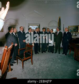 Incontro con il Comitato Bipartisan per l'assistenza sanitaria degli anziani, 12:30. Il presidente John F. Kennedy (centro destra) incontra i membri del Comitato Nazionale bipartisan per l'assistenza sanitaria degli anziani presso l'Oval Office, Casa Bianca, Washington, D.C. da sinistra a destra: Tre non identificati; direttore del Johns Hopkins Hospital, Dr. Russell A. Nelson; Presidente dell'Università dell'Oregon ed ex Segretario della Sanità, dell'Educazione e del Welfare, Dr. Arthur S. Flemming; Senatore Clinton P. Anderson del New Mexico (in parte nascosto); Presidente Kennedy; Arthur Larson della Duke University; Senatore Jacob K. Foto Stock