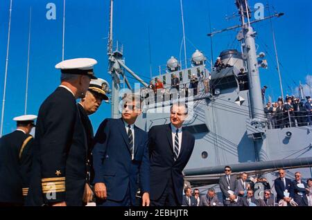 Viaggio nel Maryland, New York u0026 Florida: USS Observation Island, lancio di un missile Polaris, 11:45. Il presidente John F. Kennedy (centro a sinistra, con occhiali da sole) e altri si trovano sul ponte della nave navale degli Stati Uniti USS Observation Island (EAG-154), al largo della costa della Florida. Da sinistra a destra (in primo piano): Direttore dei progetti speciali (USN), ammiraglio posteriore I. J. Galantin (rivolto in avanti); vice comandante della forza sottomarina della flotta atlantica degli Stati Uniti, ammiraglio posteriore Vernon L. Lowrance; presidente Kennedy; e senatore George A. Smathers (Florida). Il Presidente ha navigato a bordo del Foto Stock