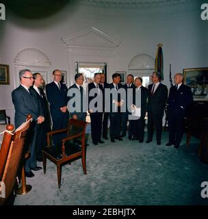 Incontro con il Comitato Bipartisan per l'assistenza sanitaria degli anziani, 12:30. Il presidente John F. Kennedy (centro destra) incontra i membri del Comitato Nazionale bipartisan per l'assistenza sanitaria degli anziani presso l'Oval Office, Casa Bianca, Washington, D.C. da sinistra a destra: Tre non identificati; direttore del Johns Hopkins Hospital, Dr. Russell A. Nelson; Presidente dell'Università dell'Oregon ed ex Segretario della Sanità, dell'Educazione e del Welfare, Dr. Arthur S. Flemming; Senatore Clinton P. Anderson del New Mexico (in parte nascosto); Presidente Kennedy; Arthur Larson della Duke University; Senatore Jacob K. Foto Stock