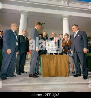 Presentazione di una Turchia del Ringraziamento al Presidente Kennedy, ore 10. Il presidente John F. Kennedy riceve un tacchino che gli è stato presentato per il Ringraziamento dalla Federazione Nazionale della Turchia e dal Consiglio Nazionale di pollame e uova; il presidente Kennedy ha perdonato la turchia. Da sinistra a destra: Assistente amministrativo al presidente, Mike Manatos; Vice Presidente della Federazione Nazionale della Turchia, Morris G. Smith; non identificato; Presidente Kennedy; Presidente della Federazione Nazionale della Turchia, Robert M. McPherrin; Senatore Everett Dirksen (Illinois); Segretario Esecutivo-Tesoriere della Federazione Nazionale della Turchia, M. Foto Stock