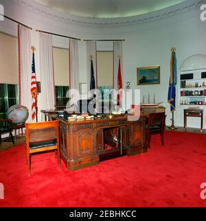 Funerale di Stato del presidente Kennedy: White House, ridecorato Oval Office con il presidente Kennedyu0027s effetti. Vista del banco HMS Resolute nel recentemente ristrutturato Oval Office della Casa Bianca, con gli effetti del presidente John F. Kennedyu2019s. Washington, D.C. Foto Stock