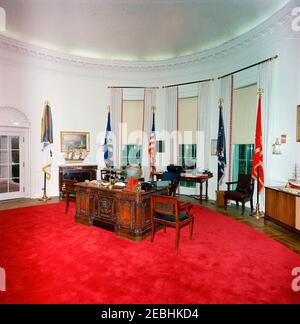 Funerale di Stato del presidente Kennedy: White House, ridecorato Oval Office con il presidente Kennedyu0027s effetti. Vista del banco HMS Resolute nel recentemente ristrutturato Oval Office della Casa Bianca, con gli effetti del presidente John F. Kennedyu2019s. Washington, D.C. Foto Stock