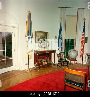 Funerale di Stato del presidente Kennedy: White House, ridecorato Oval Office con il presidente Kennedyu0027s effetti. Vista del recentemente ristrutturato Oval Office della Casa Bianca, con il defunto presidente John F. Kennedyu2019s effetti. Washington, D.C. Foto Stock