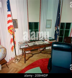 Funerale di Stato del presidente Kennedy: White House, ridecorato Oval Office con il presidente Kennedyu0027s effetti. Vista del recentemente ristrutturato Oval Office della Casa Bianca, con il defunto presidente John F. Kennedyu2019s effetti. Washington, D.C. Foto Stock