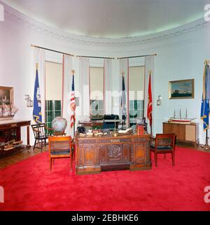 Funerale di Stato del presidente Kennedy: White House, ridecorato Oval Office con il presidente Kennedyu0027s effetti. Vista del banco HMS Resolute nel recentemente ristrutturato Oval Office della Casa Bianca, con gli effetti del presidente John F. Kennedyu2019s. Washington, D.C. Foto Stock