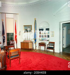 Funerale di Stato del presidente Kennedy: White House, ridecorato Oval Office con il presidente Kennedyu0027s effetti. Vista del recentemente ristrutturato Oval Office della Casa Bianca, con il defunto presidente John F. Kennedyu2019s effetti. Washington, D.C. Foto Stock