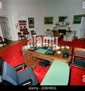 Funerale di Stato del presidente Kennedy: White House, ridecorato Oval Office con il presidente Kennedyu0027s effetti. Vista del banco HMS Resolute nel recentemente ristrutturato Oval Office della Casa Bianca, con gli effetti del presidente John F. Kennedyu2019s. Washington, D.C. Foto Stock