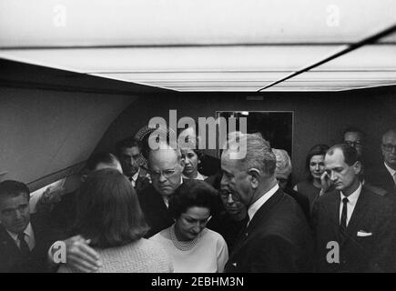 Viaggio in Texas: Cerimonia di giuramento a bordo di Air Force One, Lyndon B. Johnson (LBJ) come presidente. I funzionari si riuniscono all'interno dell'Air Force One per il giuramento del presidente Lyndon B. Johnson all'Love Field di Dallas, Texas, in seguito all'assassinio del presidente John F. Kennedy. Da sinistra a destra: Collegamento mediatico, Jack Valenti; ex prima signora, Jacqueline Kennedy (ritorno alla macchina fotografica); rappresentante Albert Thomas del Texas (per lo più nascosto); decano del corpo stampa della Casa Bianca e reporter della United Press International (UPI), Merriman u0022Smittyu0022 Smith; capo polizia di Dallas, Jesse Curry; First Lady Bi Foto Stock