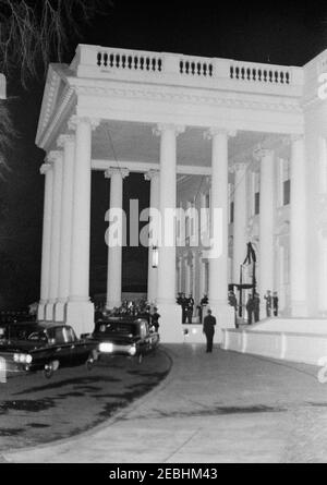 Funerale di Stato del presidente Kennedy: Il corpo del presidente Kennedyu0027s ritorna alla Casa Bianca. Un'udienza che porta il corpo del presidente John F. Kennedy arriva in una processione di automobili al Portico Nord della Casa Bianca. Washington, D.C. Foto Stock