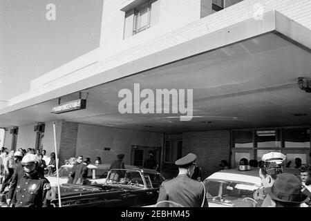 Viaggio in Texas: Parkland Hospital (esterno); limousine Presidentu2019s; Love Field, corpo del Presidentu2019s portato su Air Force One. Ufficiali di polizia e astanti si riuniscono di fronte a un ingresso al Parkland Hospital di Dallas, Texas, dopo l'arrivo della limousine presidenziale che porta il presidente John F. Kennedy. Foto Stock