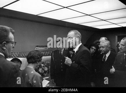 Viaggio in Texas: Cerimonia di giuramento a bordo di Air Force One, Lyndon B. Johnson (LBJ) come presidente. I funzionari si riuniscono all'interno dell'Air Force One per il giuramento del presidente Lyndon B. Johnson all'Love Field di Dallas, Texas, in seguito all'assassinio del presidente John F. Kennedy. Da sinistra a destra: Assistente speciale del presidente Kennedy, Larry Ou2019Brien; giudice Sarah T. Hughes (ritorno alla macchina fotografica); Aide militare al presidente Kennedy, generale Chester V. Clifton; First Lady Bird Johnson (per lo più nascosto); presidente Johnson; presidente Kennedyu2019s rappresentante personale segretario, Evelyn Lincoln; Omero Foto Stock