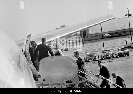 Viaggio in Texas: Parkland Hospital (esterno); limousine Presidentu2019s; Love Field, corpo del Presidentu2019s portato su Air Force One. La First Lady Jacqueline Kennedy sale a bordo dell'Air Force One all'Love Field di Dallas, Texas, a seguito del trasferimento del casket del presidente John F. Kennedyu2019s all'aereo. Anche nella foto: Segretario alla Sig.ra Kennedy, Mary Gallagher; Assistenti speciali al Presidente Kennedy, Larry Ou0027Brien, Kenneth P. Ou2019Donnell, e Dave Powers. Foto Stock