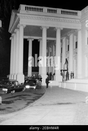 Funerale di Stato del presidente Kennedy: Il corpo del presidente Kennedyu0027s ritorna alla Casa Bianca. Un'udienza che porta il corpo del presidente John F. Kennedy arriva in una processione di automobili al Portico Nord della Casa Bianca. Washington, D.C. Foto Stock