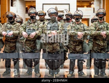 Washington, Distretto di Columbia, Stati Uniti. 11 Feb 2021. Membri della Guardia Nazionale del Michigan nella Sala dell'emancipazione del Capitol Visitors Center presso il Campidoglio degli Stati Uniti. Credit: Michael Brochstein/ZUMA Wire/Alamy Live News Foto Stock