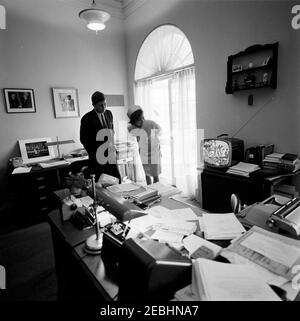 Il presidente Kennedy vede l’arresto dell’astronauta CMdR. Alan B. Shepard, Jr., sul primo volo suborbitale con equipaggio statunitense. Il presidente John F. Kennedy e la First Lady Jacqueline Kennedy guardano la copertura televisiva del decollo del comandante dell'astronauta Alan B. Shepard, Jr. A bordo di u0022Freedom 7,u0022 sul primo volo suborbitale con equipaggio statunitense. Ufficio del Segretario del Presidente 2019s (Evelyn Lincoln), Casa Bianca, Washington, D.C. Foto Stock