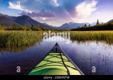 Kayak in uno splendido lago circondato dal Canadian Mountain Foto Stock