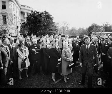 Visita dei delegati alla sessione 1963, Consiglio di Gestione del Comitato consultivo per gli Studi postali, Unione postale universale, 9:35. Il Presidente John F. Kennedy (destra) visita con delegati internazionali all'Unionu0027s 1963 sessione del Consiglio di Gestione del Comitato consultivo per gli Studi postali. Rose Garden, Casa Bianca, Washington, D.C. Foto Stock