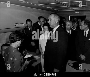 Viaggio in Texas: Cerimonia di giuramento a bordo di Air Force One, Lyndon B. Johnson (LBJ) come presidente. I funzionari si riuniscono all'interno dell'Air Force One per il giuramento del presidente Lyndon B. Johnson all'Love Field di Dallas, Texas, in seguito all'assassinio del presidente John F. Kennedy. Da sinistra a destra: Assistente del segretario stampa, Malcolm Kilduff (in basso a sinistra, parzialmente nascosto); giudice Sarah T. Hughes; militare Aide al presidente Kennedy, generale Chester V. Clifton; capo della polizia di Dallas, Jesse Curry; First Lady Bird Johnson; presidente Johnson; presidente Kennedyu2019s segretario personale, Evelyn Lincoln (Most Foto Stock