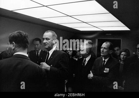 Viaggio in Texas: Cerimonia di giuramento a bordo di Air Force One, Lyndon B. Johnson (LBJ) come presidente. I funzionari si riuniscono all'interno dell'Air Force One per il giuramento del presidente Lyndon B. Johnson all'Love Field di Dallas, Texas, in seguito all'assassinio del presidente John F. Kennedy. Da sinistra a destra: Assistente speciale al presidente Kennedy, Kenneth P. Ou2019Donnell; Aide militare al presidente Kennedy, al generale Chester V. Clifton; al presidente Johnson; al segretario personale del presidente Kennedyu2019, Evelyn Lincoln (per lo più nascosto); al rappresentante Omero Thornberry (Texas); al rappresentante Jack Brooks (Texas); Bianco Foto Stock