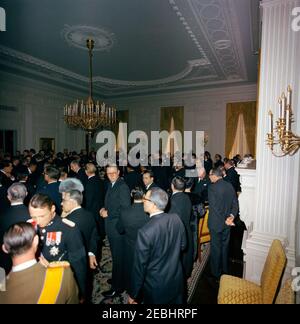 Funerali di Stato del presidente Kennedy: White House, ricezione funeraria post. Gli ospiti assistono ad un ricevimento alla Casa Bianca, dopo i funerali di stato del Presidente John F. Kennedy. Tra le foto figurano: Principe Harald di Norvegia; Principe Jean di Lussemburgo; Ambasciatore dell'Iran, Mahmoud Foroughi; primo Ministro del Canada, Lester B. Pearson; prima Signora del Canada, Maryon Pearson; Segretario di Stato per gli Affari esteri del Canada, Paul Martin; Ministro degli Affari esteri del Messico, Manuel Tello; Ambasciatore del Brasile, Roberto de Oliveira Campos; Principessa Beatrice dei Paesi Bassi; Ministro degli Esteri AF Foto Stock