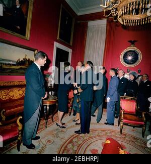 Funerali di Stato del presidente Kennedy: White House, ricezione funeraria post. Jacqueline Kennedy e il senatore Edward M. Kennedy (Massachusetts) accolgono gli ospiti durante un ricevimento alla Casa Bianca, dopo i funerali di stato del presidente John F. Kennedy; la Sig.ra Kennedy visita con la Principessa Beatrice e il Principe Bernhard dei Paesi Bassi. Inoltre, nella foto: Ministro degli Affari Esteri dei Paesi Bassi, Joseph LUN; primo Ministro del Canada, Lester B. Pearson; prima Signora del Canada, Maryon Pearson; Segretario di Stato per gli Affari Esteri del Canada, Paul Martin; Capo di protocollo degli Stati Uniti, Angier Biddle Duke. Rosso Foto Stock