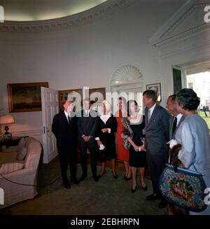 Visita del Presidente del Comitato Nazionale Democratico (DNC) John Bailey, Lena Horne, Carol Lawrence, Richard Adler, Sidney Salomon, Vicepresidente del DNC Margaret B. Price, e Segretario del DNC Dorothy Vredenburgh Bush, 11:30. Il presidente John F. Kennedy visita con funzionari e animatori partecipanti ad un evento di raccolta fondi per il Partito democratico, previsto per il gennaio 1964. Da sinistra a destra: Presidente del Comitato Nazionale Democratico (DNC), John M. Bailey; compositore, Richard Adler; cantante, attore e attivista per i diritti civili, Lena Horne; Vice-Presidente del DNC, Margaret B. Price; A. Foto Stock