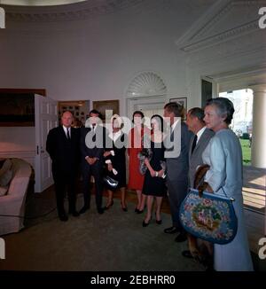 Visita del Presidente del Comitato Nazionale Democratico (DNC) John Bailey, Lena Horne, Carol Lawrence, Richard Adler, Sidney Salomon, Vicepresidente del DNC Margaret B. Price, e Segretario del DNC Dorothy Vredenburgh Bush, 11:30. Il presidente John F. Kennedy visita con funzionari e animatori partecipanti ad un evento di raccolta fondi per il Partito democratico, previsto per il gennaio 1964. Da sinistra a destra: Presidente del Comitato Nazionale Democratico (DNC), John M. Bailey; compositore, Richard Adler; cantante, attore e attivista per i diritti civili, Lena Horne; Vice-Presidente del DNC, Margaret B. Price; A. Foto Stock