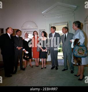 Visita del Presidente del Comitato Nazionale Democratico (DNC) John Bailey, Lena Horne, Carol Lawrence, Richard Adler, Sidney Salomon, Vicepresidente del DNC Margaret B. Price, e Segretario del DNC Dorothy Vredenburgh Bush, 11:30. Il presidente John F. Kennedy visita con funzionari e animatori partecipanti ad un evento di raccolta fondi per il Partito democratico, previsto per il gennaio 1964. Da sinistra a destra: Presidente del Comitato Nazionale Democratico (DNC), John M. Bailey; compositore, Richard Adler; cantante, attore e attivista per i diritti civili, Lena Horne; Vice-Presidente del DNC, Margaret B. Price; A. Foto Stock