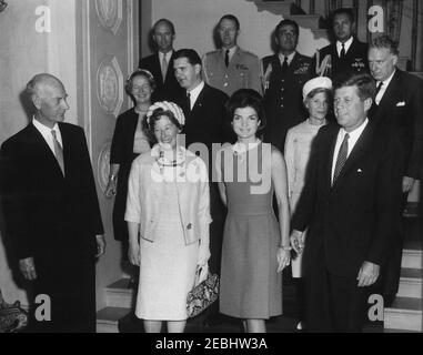 Luncheon in onore di Einar Gerhardsen, primo ministro della Norvegia, alle 13:00. Il presidente John F. Kennedy e la First Lady Jacqueline Kennedy presenziano ad un pranzo in onore del primo ministro del Regno di Norvegia, Einar Gerhardsen, e di sua moglie, la First Lady Werna Gerhardsen. Prima fila (L-R): Primo Ministro Gerhardsen; Sig.ra Gerhardsen; Sig.ra Kennedy; Presidente Kennedy. File intermedie (L-R): Grete Koht, moglie dell'ambasciatore di Norvegia Paul Koht; l'ambasciatore Koht; Ruth Murdoch Ball, moglie del Sottosegretario di Stato americano George Ball; Segretario Ball. Back row (L-R): CAPO DEL protocollo DEGLI STATI UNITI, Angier Biddle Duke; militare Foto Stock