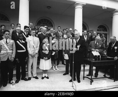 Presentazione dell'American Automobile Association (AAA) LifesSaving Awards nel Rose Garden, 9:50. Il presidente della American Automobile Association (AAA) Traffic Safety Foundation, il giudice Clarence E. Bodie (ai microfoni), ha commentato durante la cerimonia dei premi AAA Lifesaving; il presidente John F. Kennedy è a sinistra del giudice Bodie. Cinque membri della AAA School Safety Patrol hanno ricevuto il premio. Tra le foto figurano: Ralph S. u201cSteveu201d Brannin (del North Pinellas Park, Florida), Wayne Brown (di New York, New York), John Puhak (di Hazelton, Pennsylvania), Wesle Foto Stock