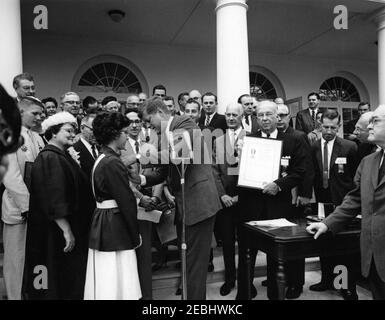 Presentazione dell'American Automobile Association (AAA) LifesSaving Awards nel Rose Garden, 9:50. Il presidente John F. Kennedy presenta l'American Automobile Association (AAA) LifesSaving Award a Patricia Miller (di Hereford, Pennsylvania); quattro altri membri dell'organizzazione School Safety Patrol 2019s hanno ricevuto il premio. Le foto includono: Vincitore del premio Wesley Haines (di Dayton, Ohio); Rappresentante Paul F. Schenck (Ohio); Rappresentante George M. Rhodes (Pennsylvania); Senatore Claiborne Pell (Rhode Island); Rappresentante Fernand J. St. Germain (Rhode Island); prime min Foto Stock