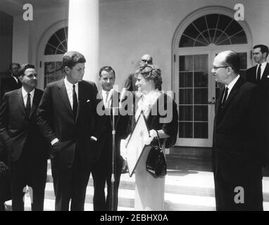 Presentazione del Premio Nazionale Maestro dell'anno a Marjorie L. Francese di Topeka, Kansas, 11:55. Marjorie L. French, di Topeka, Kansas, parla dopo aver ricevuto il Premio Nazionale insegnante dell'anno (sponsorizzato dal Consiglio dei Chief state School Officers, l'Ufficio dell'Educazione degli Stati Uniti, e LOOK Magazine) dal Presidente John F. Kennedy. Da sinistra a destra (primo piano): Commissario per l'istruzione, Dr. Sterling M. McMurrin; Presidente Kennedy; Vice Presidente e Managing Editor della rivista LOOK, William B. Arthur; Sig.ra French; Segretario Esecutivo del Consiglio dei Chief state School Officers, Edg Foto Stock