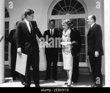 Presentazione del Premio Nazionale Maestro dell'anno a Marjorie L. Francese di Topeka, Kansas, 11:55. Il presidente John F. Kennedy parla con Marjorie L. French, di Topeka, Kansas, prima di presentarla con il premio nazionale dell'insegnante dell'anno (sponsorizzato dal Consiglio degli ufficiali della scuola di stato principale, dall'Ufficio dell'istruzione degli Stati Uniti e dalla rivista LOOK). Da sinistra a destra: Presidente Kennedy; Vice Presidente e Amministratore Delegato della rivista LOOK, William B. Arthur; Sig.ra French; Segretario Esecutivo del Consiglio dei Chief state School Officers, Edgar Fuller. Rose Garden, Casa Bianca, Washington, D.C. Foto Stock