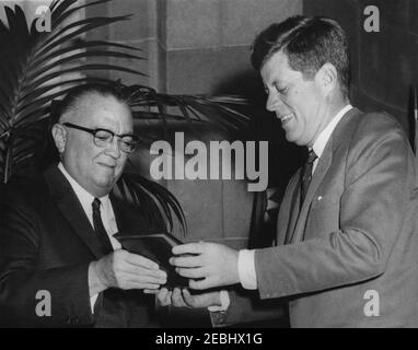 Indirizzo alla Graduating Class, Accademia Nazionale FBI, 11:26. Il presidente John F. Kennedy riceve un distintivo onorario dal direttore del Federal Bureau of Investigation (FBI), J. Edgar Hoover, durante gli esercizi di laurea della National Academy dell'FBI. Departmental Auditorium, Washington, D.C. Foto Stock