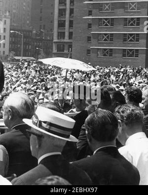 Viaggio a New York City: International Ladies Garment Workers Union (ILGWU) Housing Project, 13:00. L'ex prima signora, Eleanor Roosevelt (centro, di ritorno alla telecamera) assiste alla dedicazione delle Case cooperative Sud della Penn Station, un progetto di edilizia cooperativa dell'Unione Internazionale Ladiesu2019 per l'abbigliamento (ILGWU); il presidente John F. Kennedy (non illustrato) ha espresso osservazioni per l'occasione. Anche nella foto: White House Secret Service Agent, Gerald A. u201cJerryu201d Behn. New York City, New York. Foto Stock